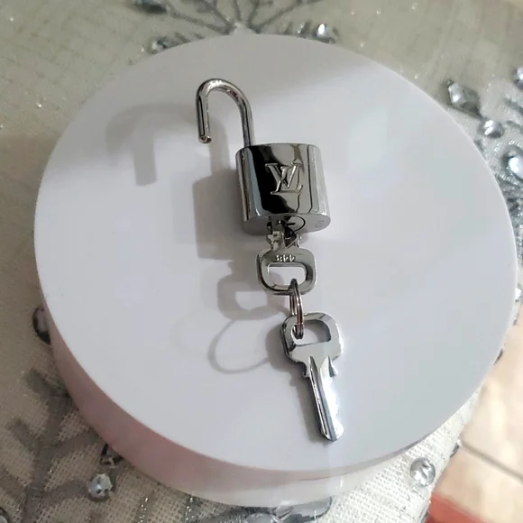 BN LOUIS VUITTON SILVER LOCK AND TWO KEYS - Picture 4 of 6